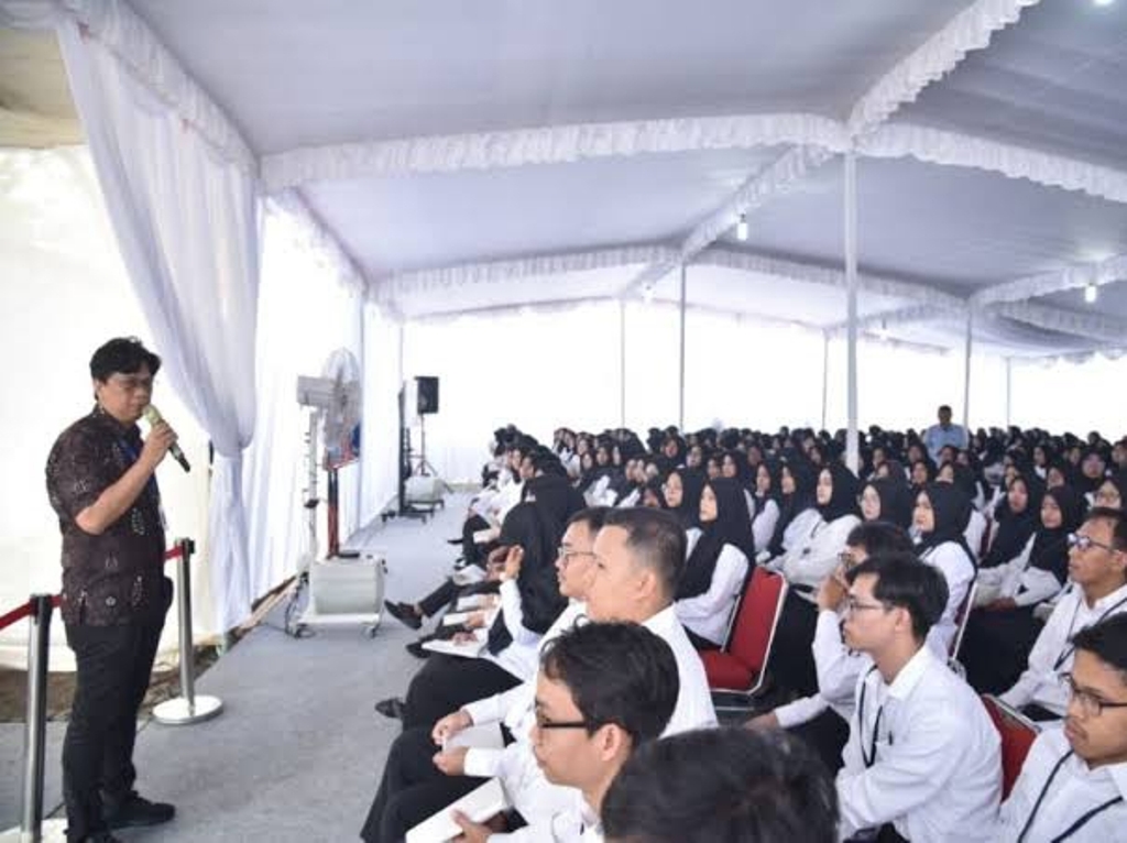 TES PEGAWAI : Sekda Kebumen Edi Riyanto monitoring pelaksanaan seleksi kompetensi dasar CPNS di lingkup Pemkab Kebumen.