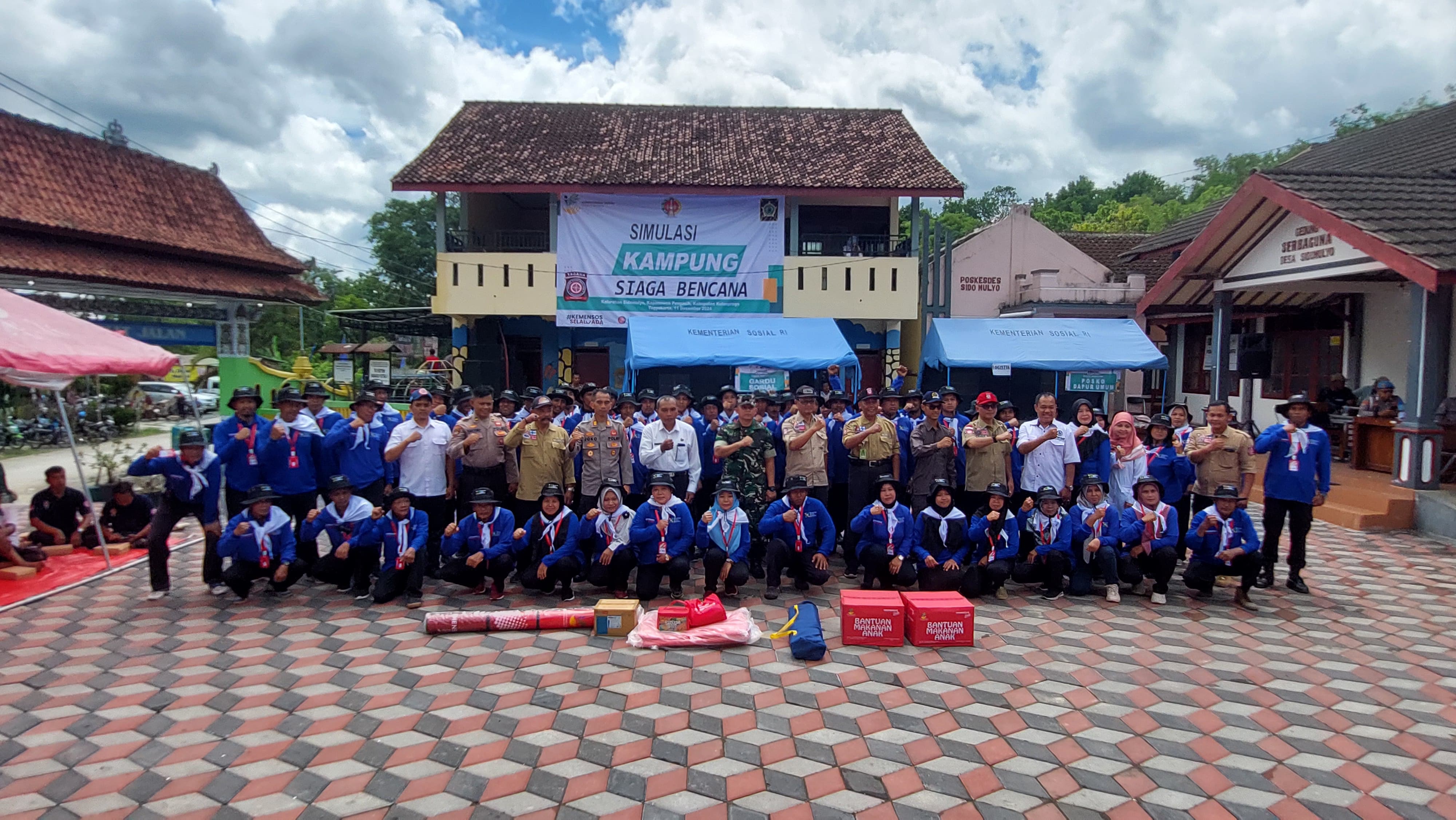 SIMULASI: Personel Tagana melakukan evakuasi pada korban bencana alam menandai status resmi sebagai Kampung Siaga Bencana (KSB), Rabu (11/12).