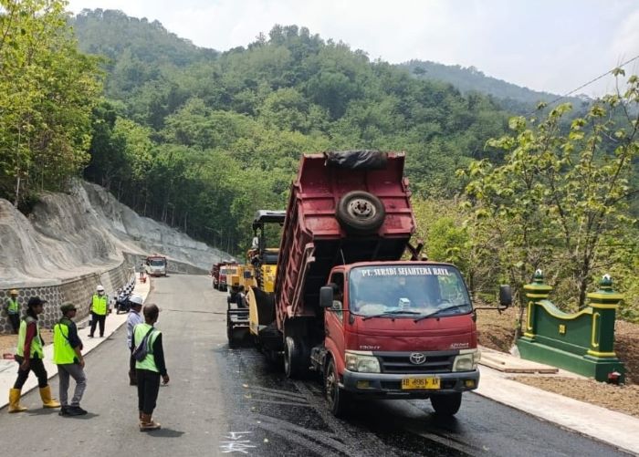 Lapisan Terakhir: Sejumlah pekerja tengah mengaspal jalan tanjakan Clongop Gedangsari, Gunungkidul. Proyek yang dibiayai dana keistimewaan ditargetkan rampung akhir Desember 2024 ini.