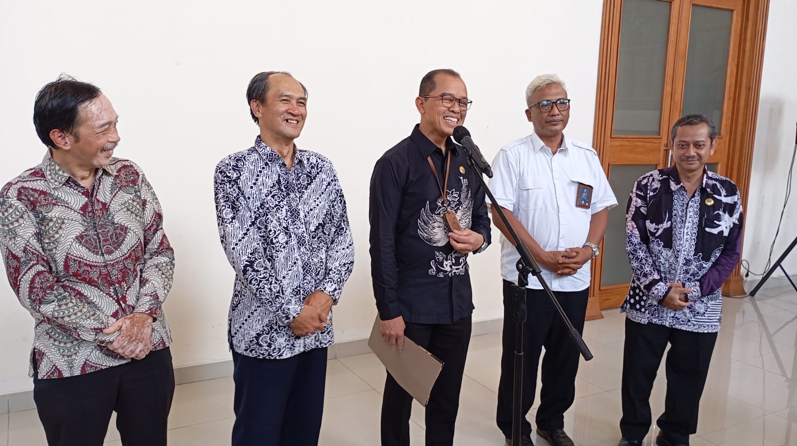 Sekretaris Daerah (Sekda) DIY Beny Suharsono dan jajaran Anggota Dewan Pengupahan DIY saat menyampaikan penetapan UMP dan UMSP DIY tahun 2025, Rabu (11/12/2024).  (IWAN NURWANTO/Radar Jogja)