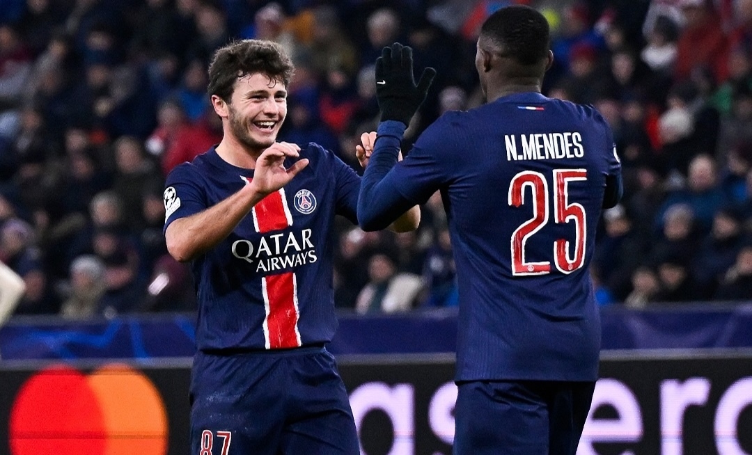 Selebrasi penggawa PSG, Nuno Mendes bersama Joao Neves usai mencetak gol ke gawang RB Salzburg di Liga Champions