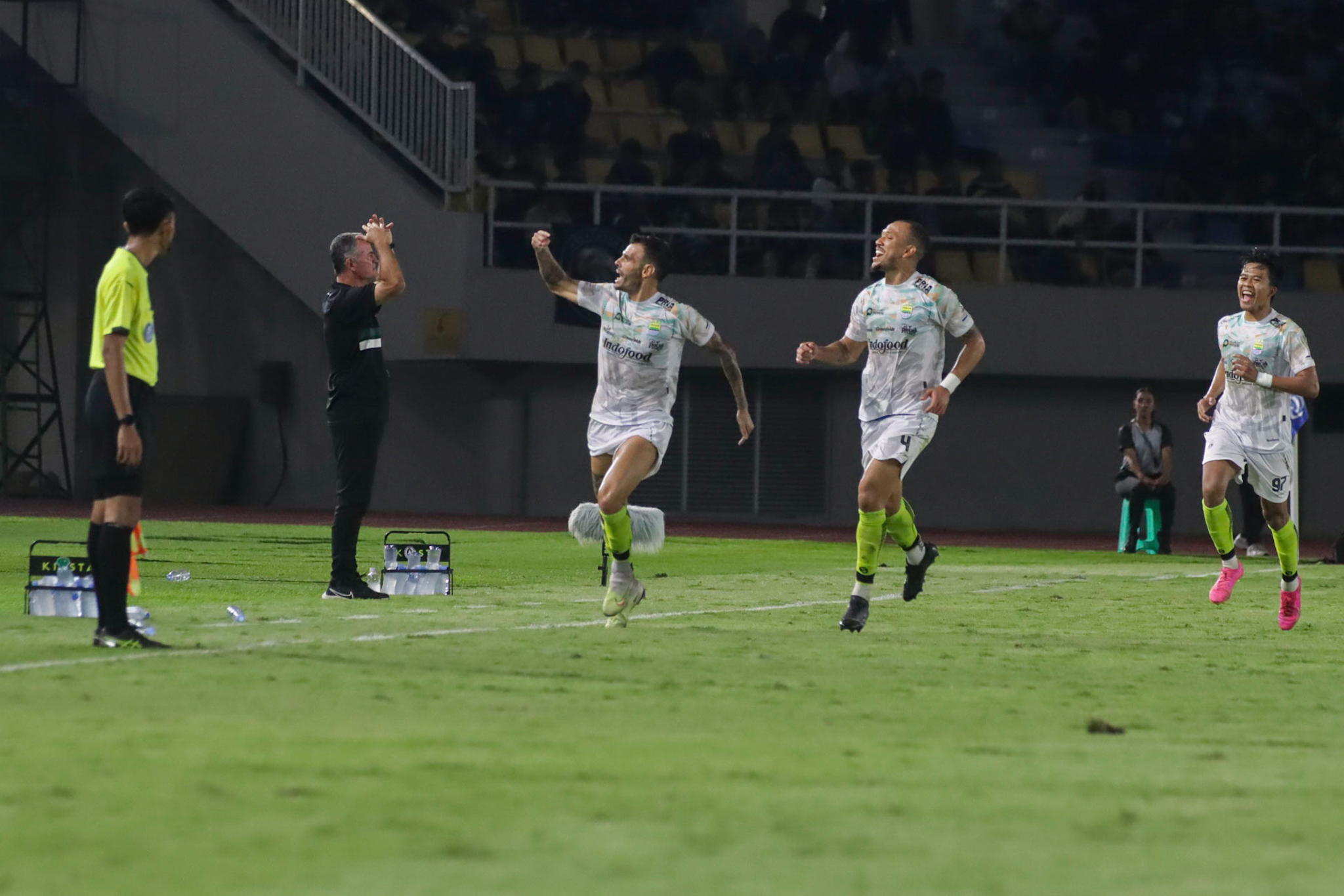 TUGAS BERAT: Mazola Junior (dua dari kiri) dilewati para pemain Persib Bandung yang melakukan selebrasi usai mengalahkan PSS Sleman di Stadion Manahan Solo, Senin (9/12).  &nbsp;