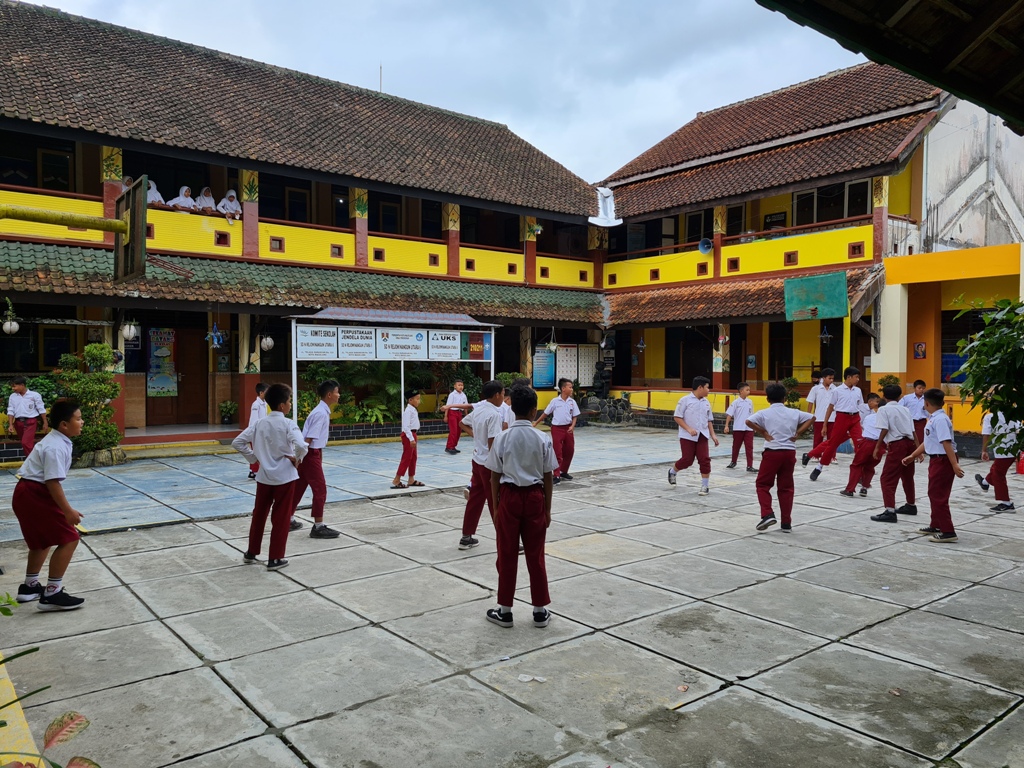 GEMBIRA: Anak-anak&nbsp;SD&nbsp;tengah bermain sepak bola bersama.