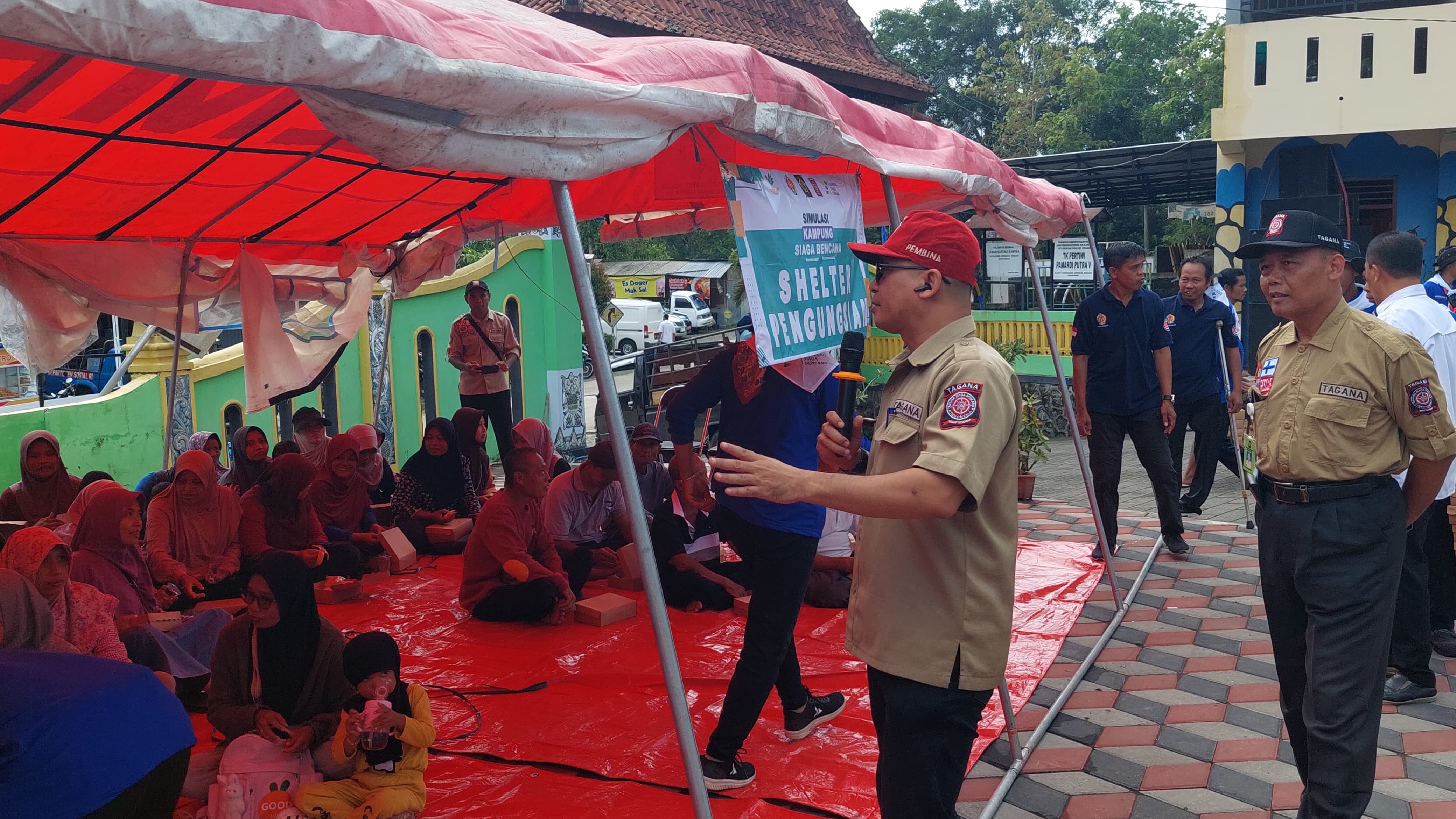 DARURAT: Personil Tagana melakukan evakuasi pada korban bencana alam.&nbsp;