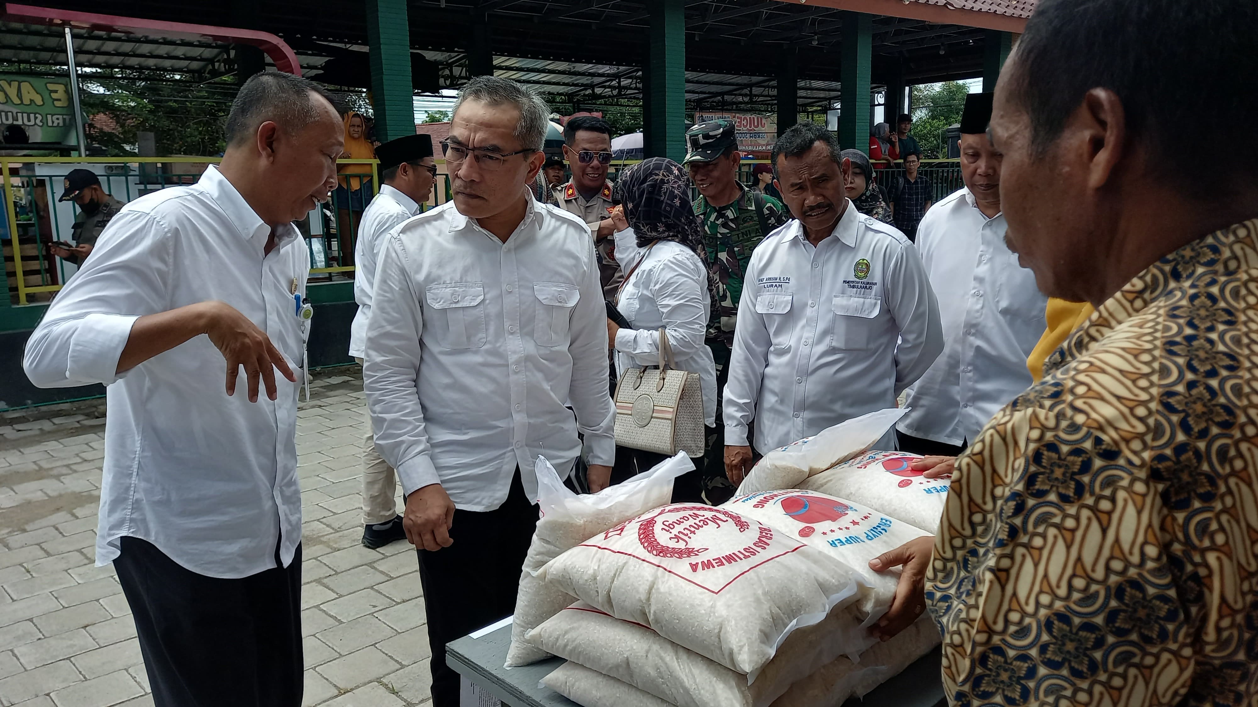 Bupati Bantul Abdul Halim Muslih (dari kiri no 2)  saat ditemui di depan Kantor Kalurahan Timbulharjo. Sewon, Rabu (11/12/2024).