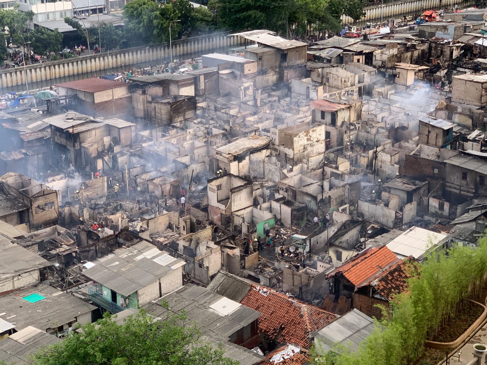 Kebakaran di Kemayoran, Jakarta Pusat, 200 rumah terbakar dan 1800 warga mengungsi.