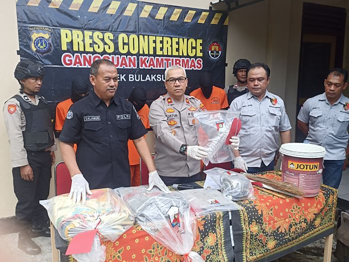Jajaran Polsek Bulaksumur menunjukkan barang bukti dan menghadirkan tersangka kasus penganiayaan di Mapolsek Bulaksumur, Rabu (11/12/2024).
