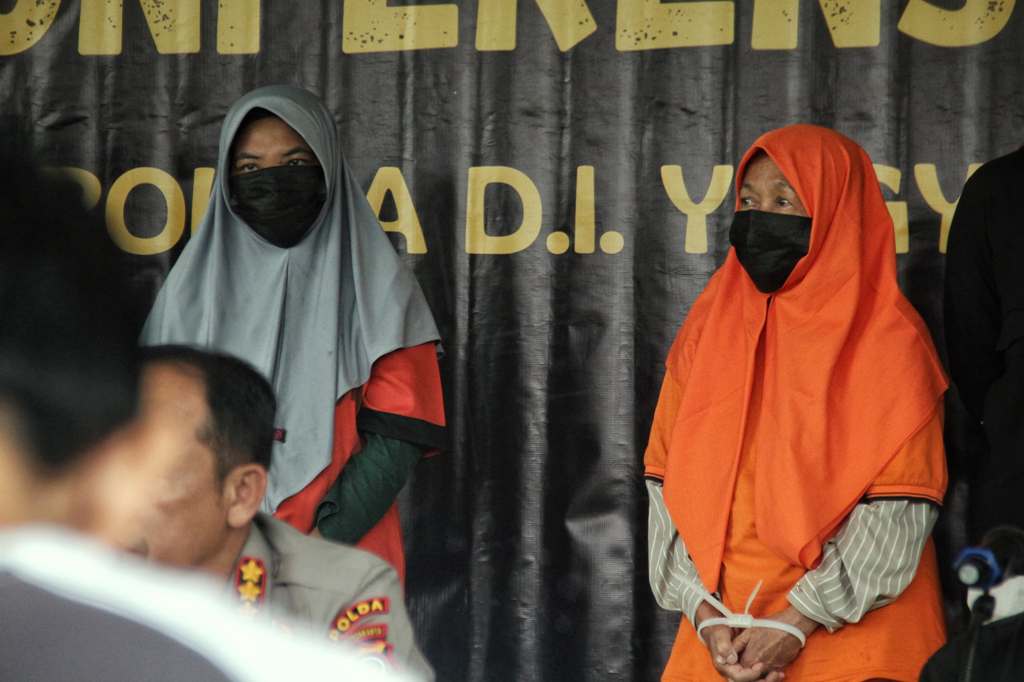Kedua tersangka kasus perdagangan bayi di Kota Jogja dihadirkan dalam jumpa pers di Mapolda DIJ, Kamis (12/12). &nbsp;  &nbsp;