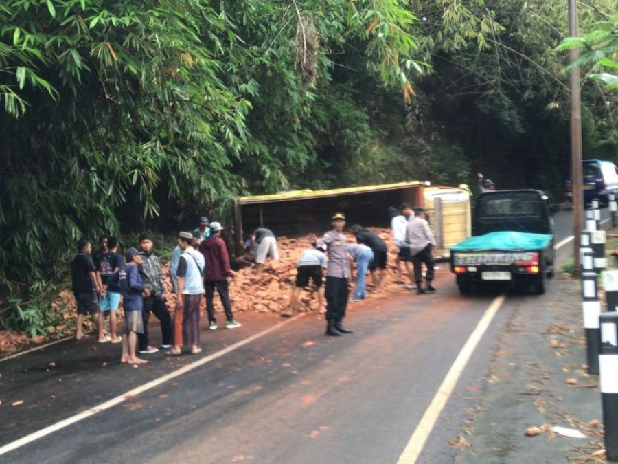 EVAKUASI: Sebuah truk yang mengangkut batu bata terguling di Jalan Raya Bandongan-Kaliangkrik, Kamis (12/12/2024).
