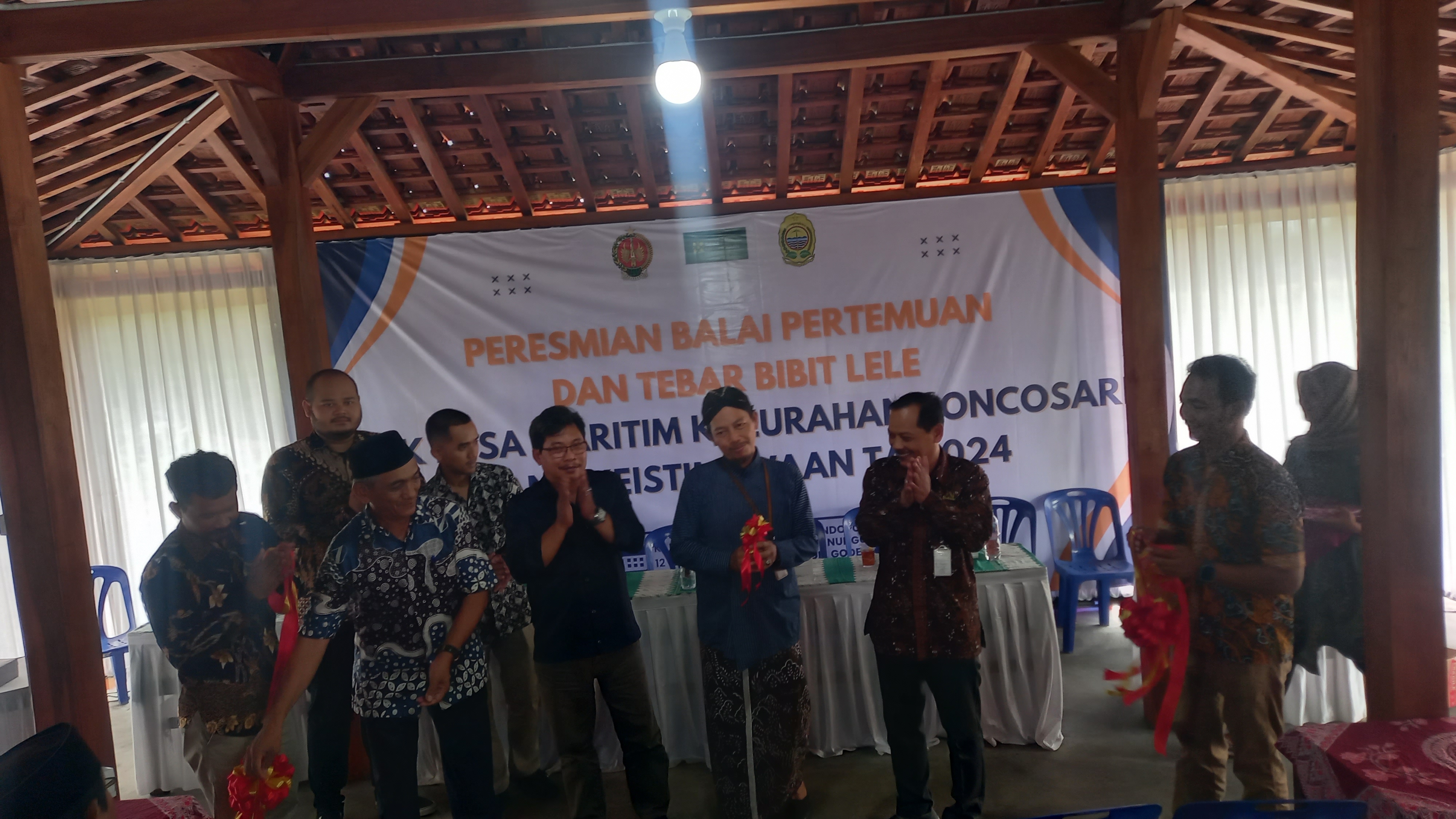SISTEM KOCOR: Bersamaan dengan peresmian balai pertemuan, diadakan tebar bibit lele Desa Maritim Poncosari, Srandakan, Bantul, kemarin (12/12).&nbsp; Pembudidayaan lele mendapatkan dukungan dana keistimewa