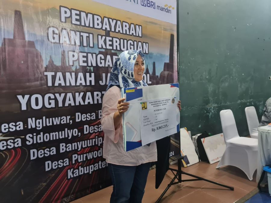 TERIMA UGR: Warga Dampit, Mertoyudan Tri Wahyuni harus pulang ke Indonesia untuk menerima uang ganti kerugian karena sawahnya terkena proyek pembangunan jalan tol Jogja-Bawe