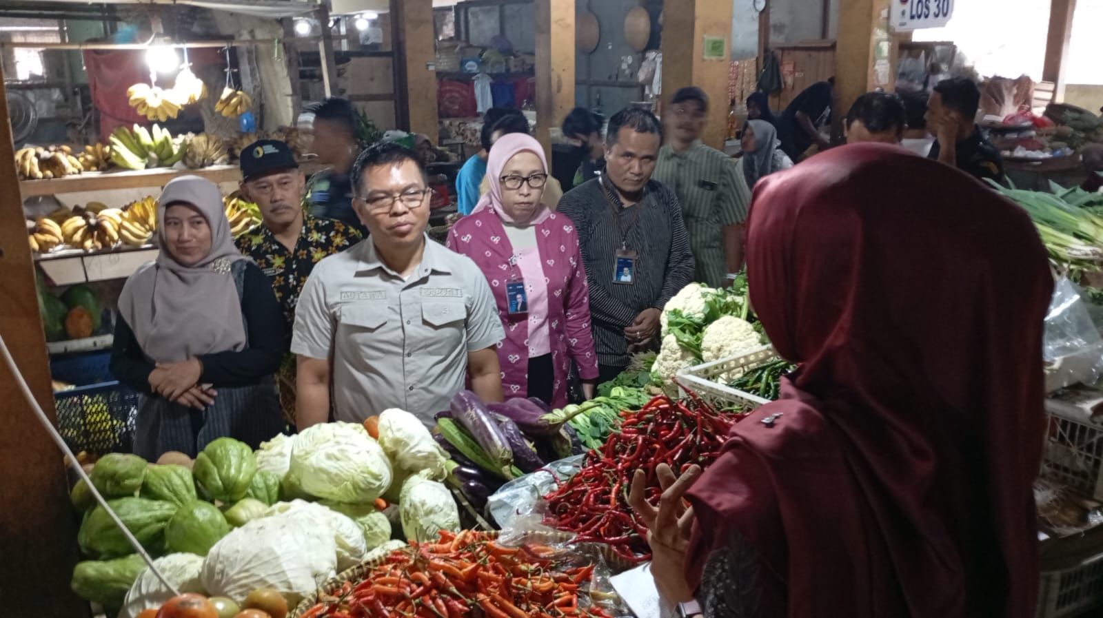 Deputi I Bidang Ketersediaan dan Stabilisasi Pangan Badan Pangan Nasional (Bapanas), I Gusti Ketut Astawa memantau ketersediaan bahan pokok di Pasar Beringharjo Jogja, Kamis (12/12/2024).
