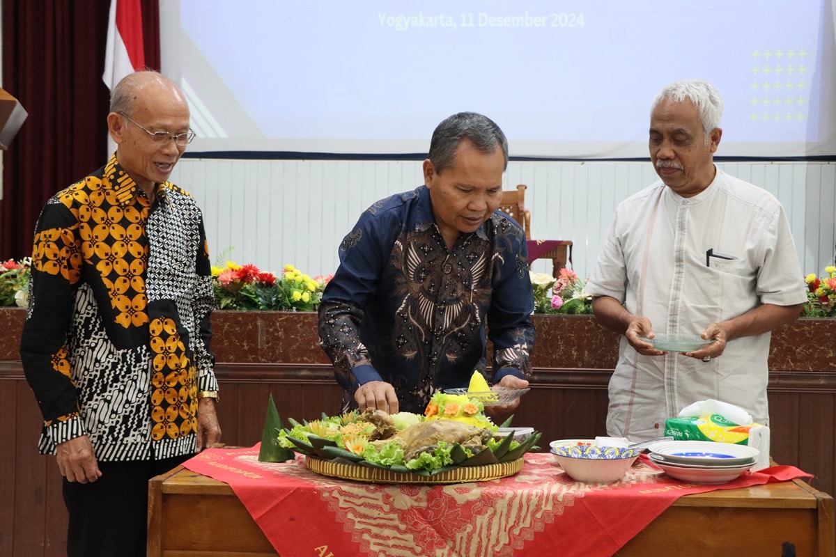 (Dari kiri) Ketua Pengurus YP UPY John Sabari, Rektor UPY Paiman dan Ketua Panitia Dies Natalis UPY Yuli Ibnu Darsana saat peringatan Dies Natalis  UPY Rabu (11/12/2024).
