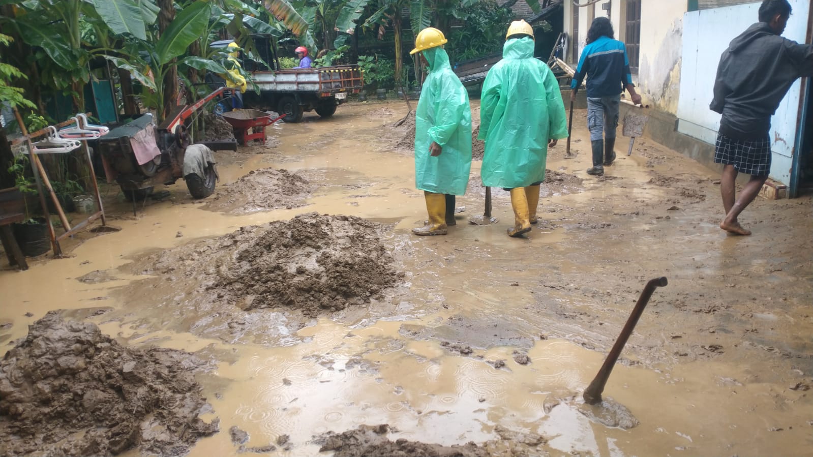 Di Grogol, Parangtritis, Kretek warganya mengeluhkan hujan yang membawa lumpur karena proyek pengerjaan Jalan Jalur Lintas Selatan (JJLS).