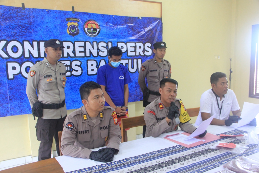 Pelaku pencurian dihadirkan saat jumpa pers, Kamis (12/12).