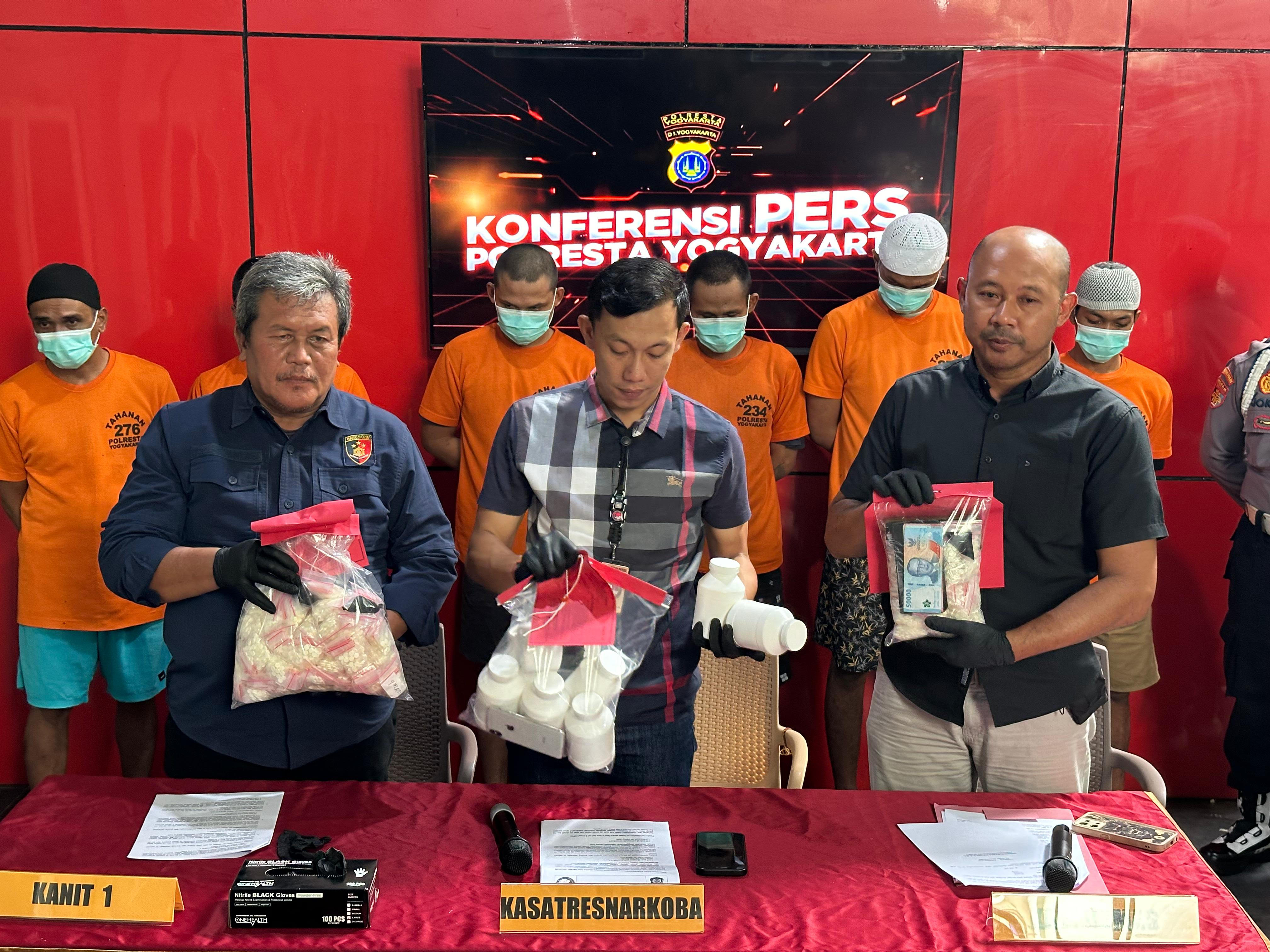 OBAT ILEGAL: Jajaran Polresta Jogja menunjukkan barang bukti dan menghadirkan tersangka kasus penyalahgunaan obaya di Mapolresta Jogja, Kamis  (12/12).