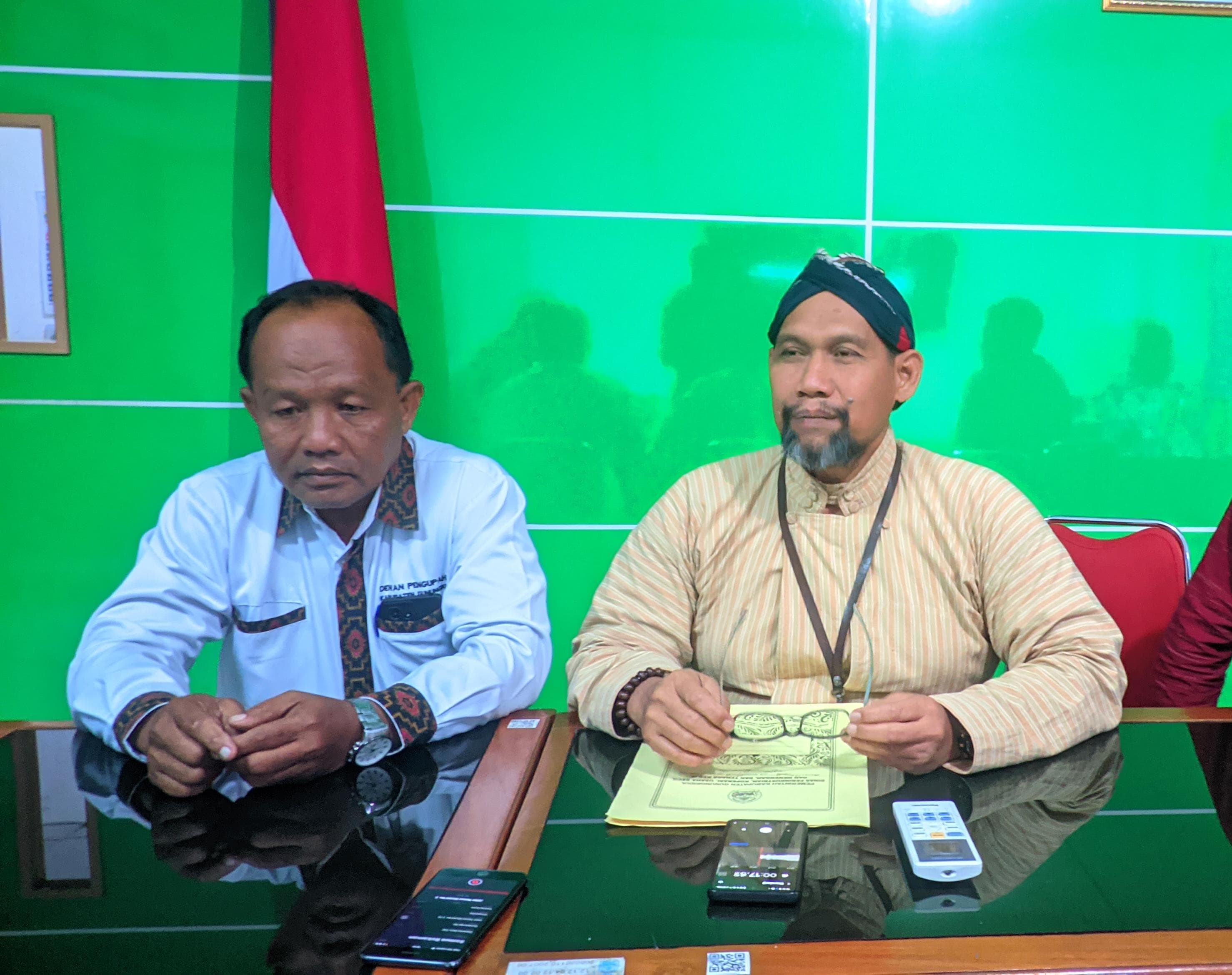 Kepala DPKUKMTK Gunungkidul Supartono (kanan) dan Ketua SPSI Gunungkidul Budiyana