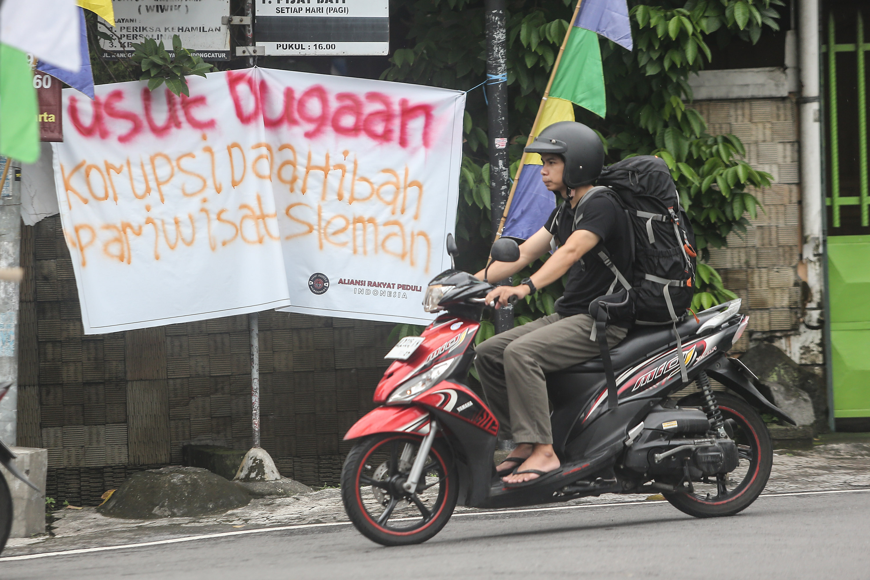 Spanduk berisi tuntutan mengusut dugaan korupsi dana hibah pariwisata seleman terapasang di kawasan Condongcatur, Depok, Sleman, Kamis (12/12).