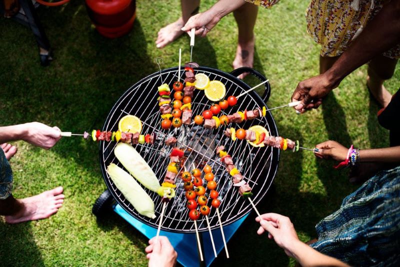 Merayalkan tahun baru dengan barbeque-an.