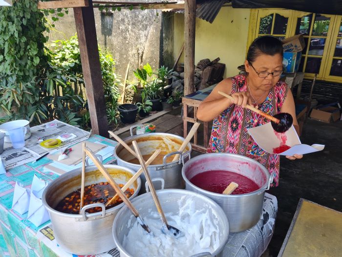 LAYANI PEMBELI: Yok Tin membuka warung jenang di depan rumahnya. Ada empat varian jenang yang dijual.