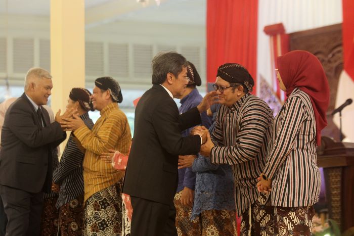 MANTAN ANAK BUAH: Penjabat Wali Kota Jogja Sugeng Purwanto menyalami Eling Priswanto yang baru saja dilantik sebagai kepala biro perekonomian dan SD Jumat (13/12/2024).