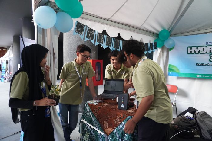 USAHA KREATIF: Para mahasiswa UGM menampilkan ragam produk inovasi dalam Program Wirausaha Merdeka (WMK) UGM 2024, Jumat (13/12/2024).