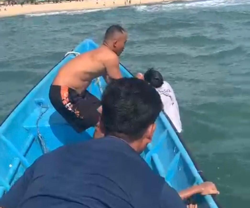 &nbsp;  Tiga wisatawan terseret ombak berhasil dievakuasi dalam kondisi selamat di Pantai Sundak, Sidoharjo, Tepus, Gunungkidul, Jumat (13/12)