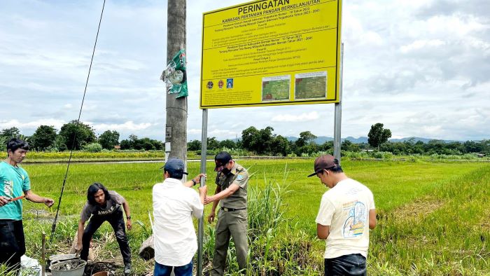 PENANDA: Pemasangan papan peringatan oleh petugas Satpol PP Sleman.