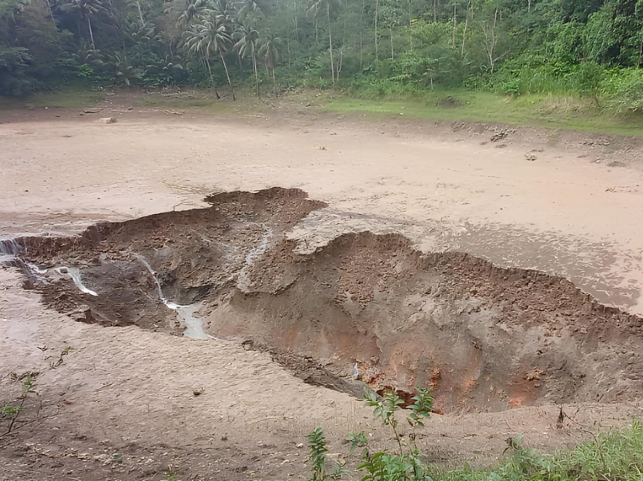 FENOMENA ALAM : Penampakan dasar telaga di Desa Watukelir, Kecamatan Ayah yang ambles hingga mengakibatkan air telaga surut tanpa sisa.