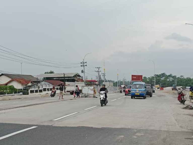 &nbsp;  BELUM SELESAI: Proses pembangunan proyek flyover dan semi underpass Canguk masih berjalan, Jumat (13/12).