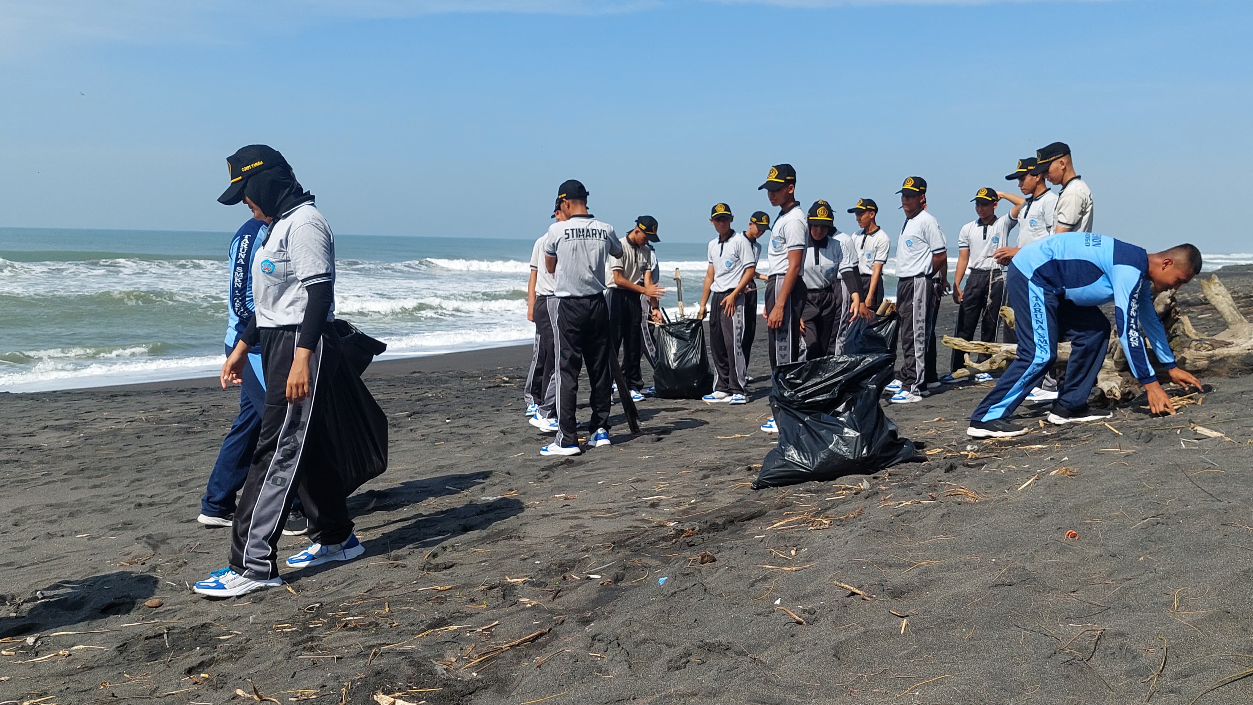 &nbsp;  ATRAKSI: SAR Istimewa menampilkan senam perahu karet usai apel peringatan.
