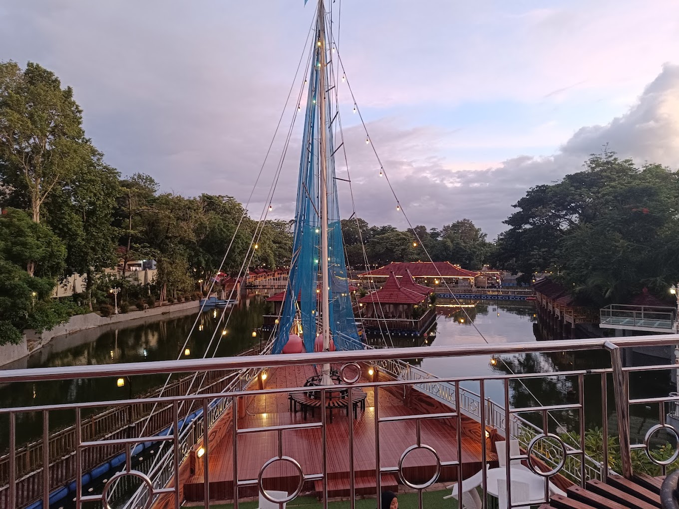 Suasana Floating Resto Jogja bak di atas Kapal Titanic.