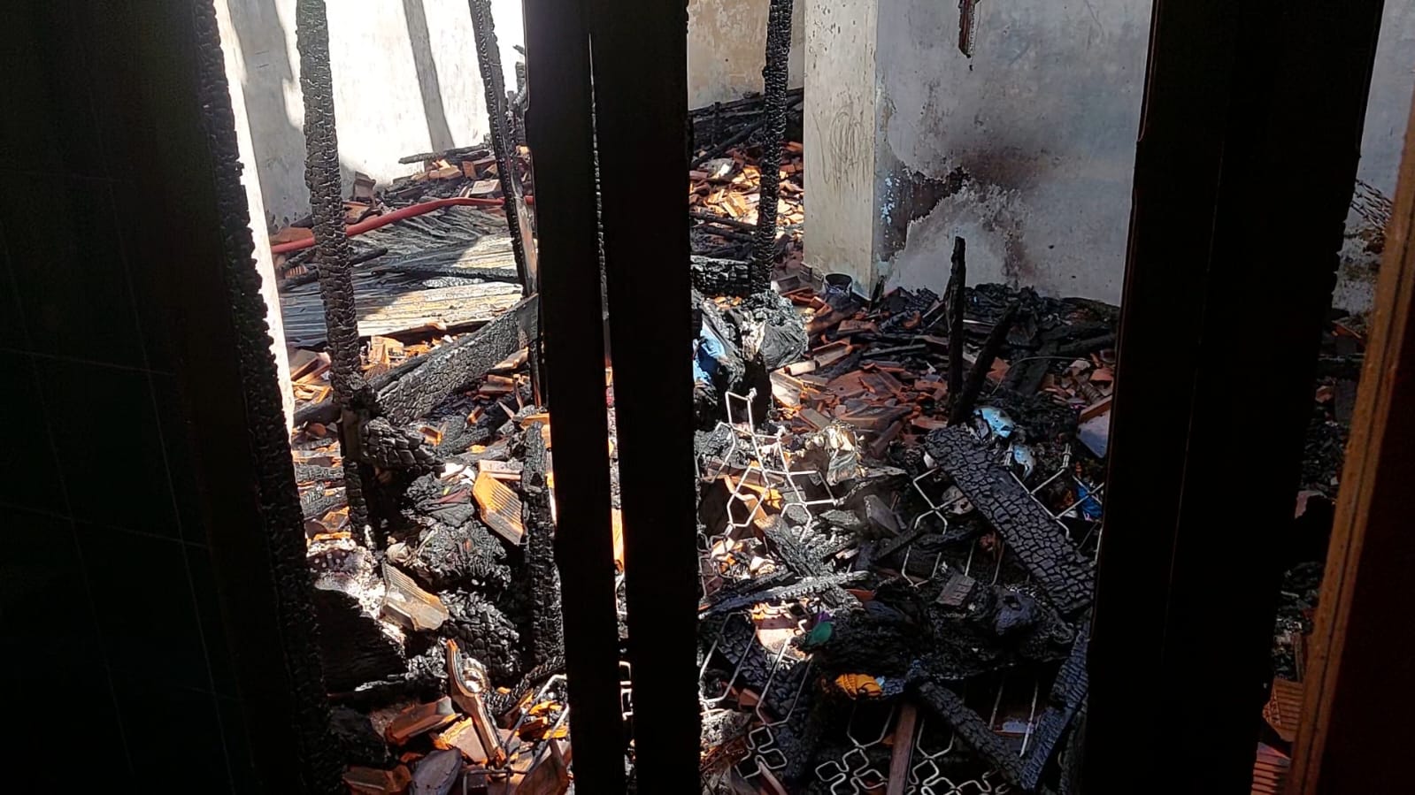 Sisa puing-puing bangunan yang terbakar.