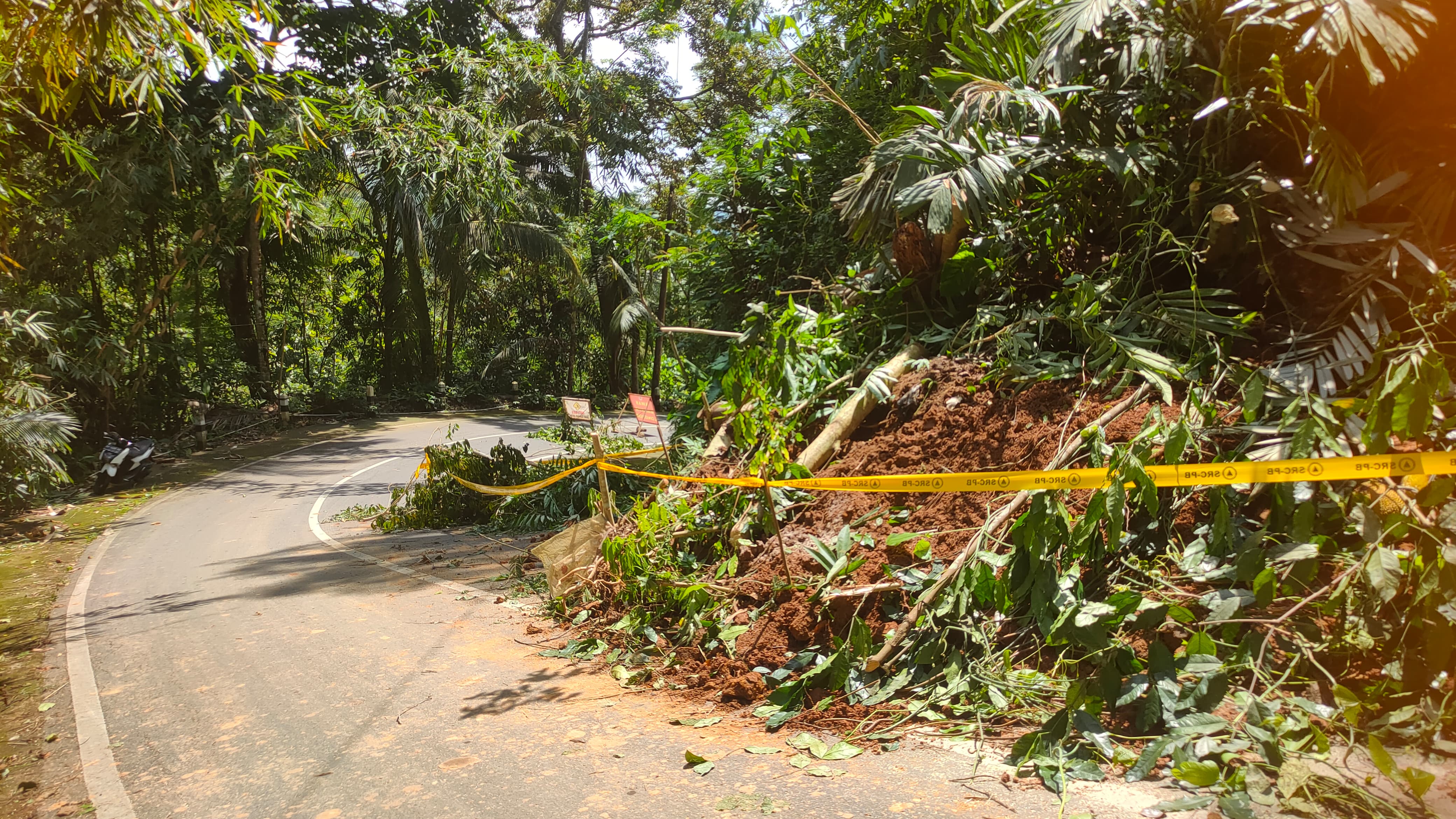 MELUAP: Material longsor memenuhi setengah badan jalan.