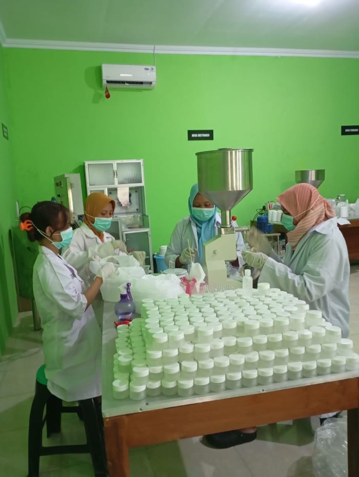 PROSPEKTIF: BUMDesa Jala Arta Ngestirejo yang memiliki usaha kosmetik dari rumput laut. Foto kanan, proses pembuatan kosmetik yang telah terdaftar di BPOM dan aman digunakan.