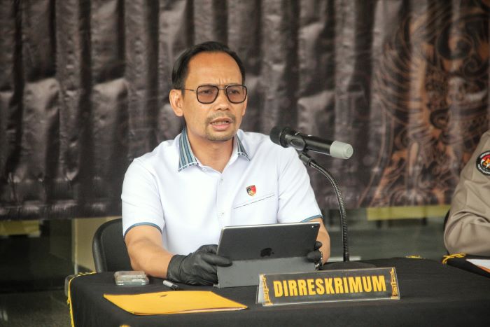 Dirreskrimum Polda DIY Kombes Pol FX Endriadi saat memberikan keterangan kasus penipuan dengan modus lowongan pekerjaan di Mapolda DIY, Jumat (13/12/2024).