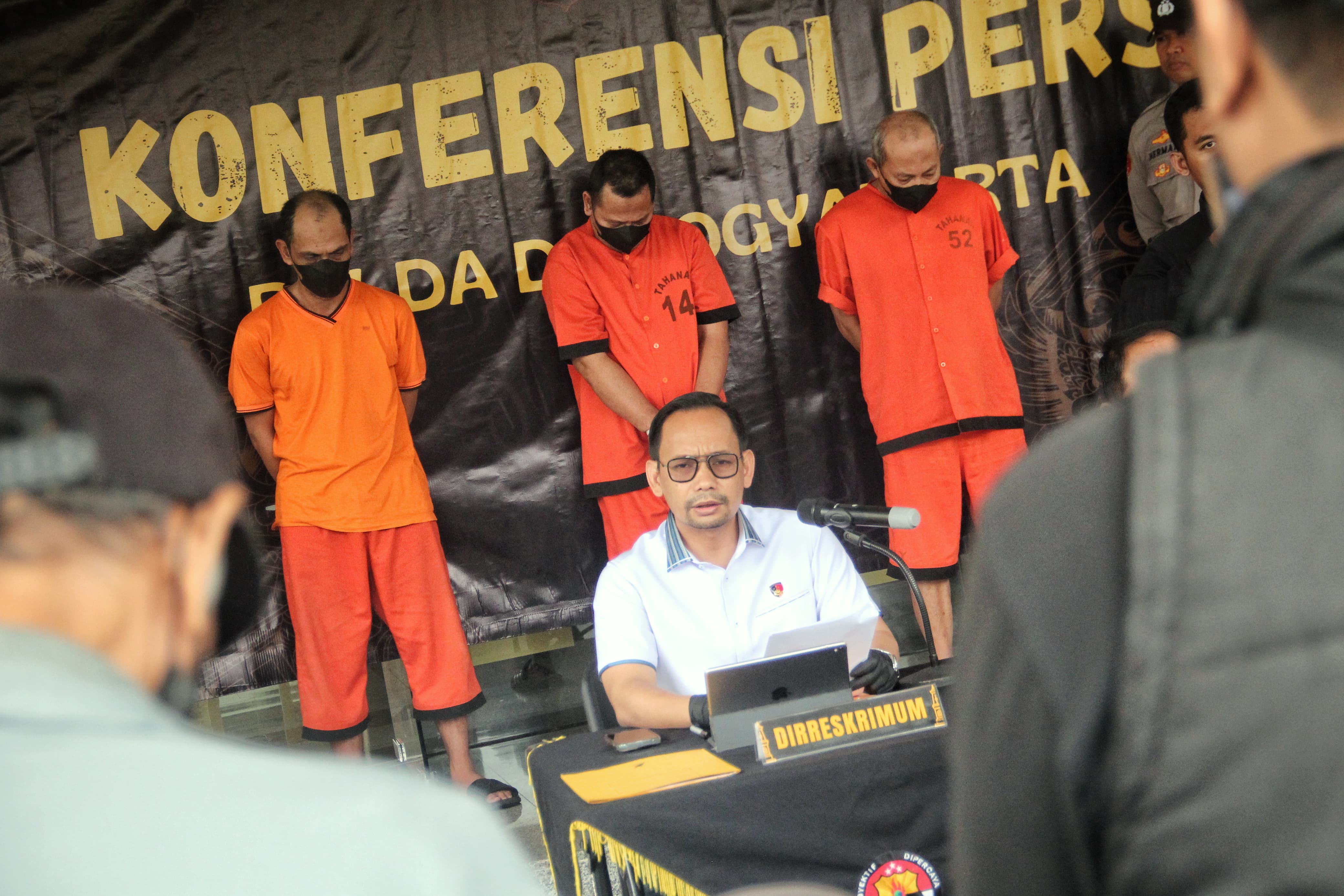 PAKAI KEKERASAN: Dirreskrimum Polda DIJ Kombes Pol FX Endriadi (depan) memberikan keterangan kasus penipuan berkedok pinjaman uang di hadapan tersangka di Mapolda DIJ,