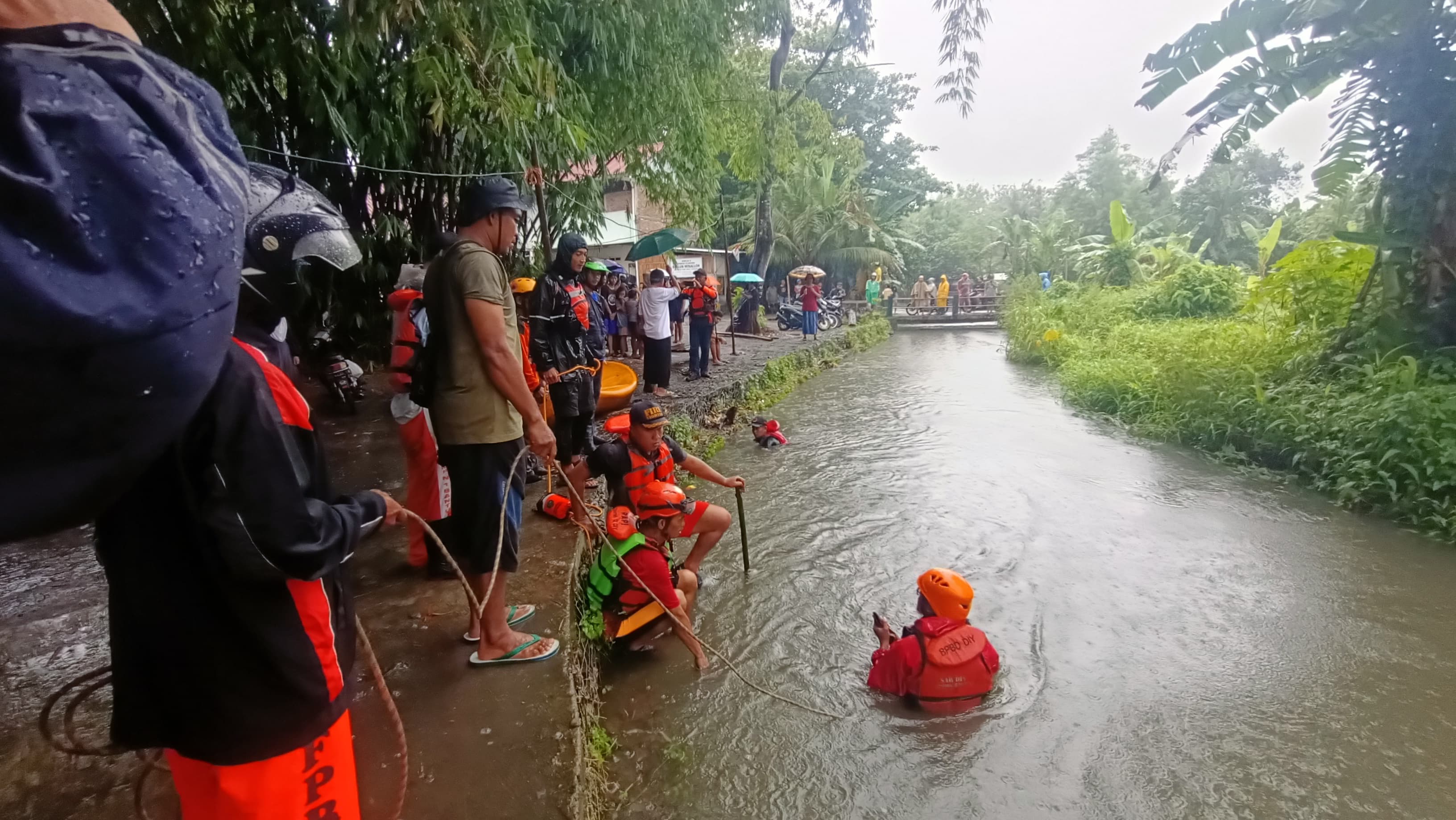 CAPTION: Petugas gabungan saat melakukan upaya pencarian terhadap balita berinisial ANS di aliran Sungai Belik, Wonokromo, Pleret, Bantul pada Sabtu (14/12).