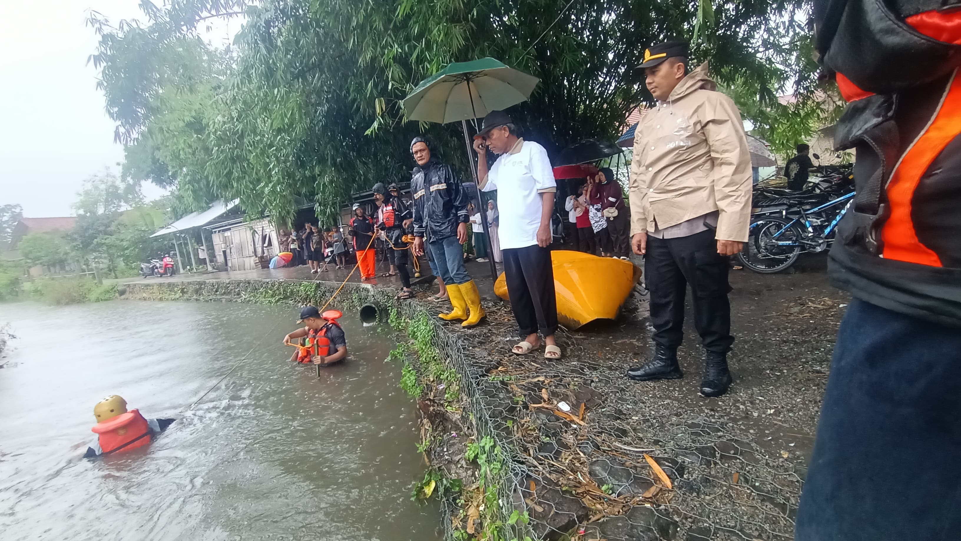 Pencarian balita yang hanyut terbawa arus sungai di Wonokromo Pleret Bantul