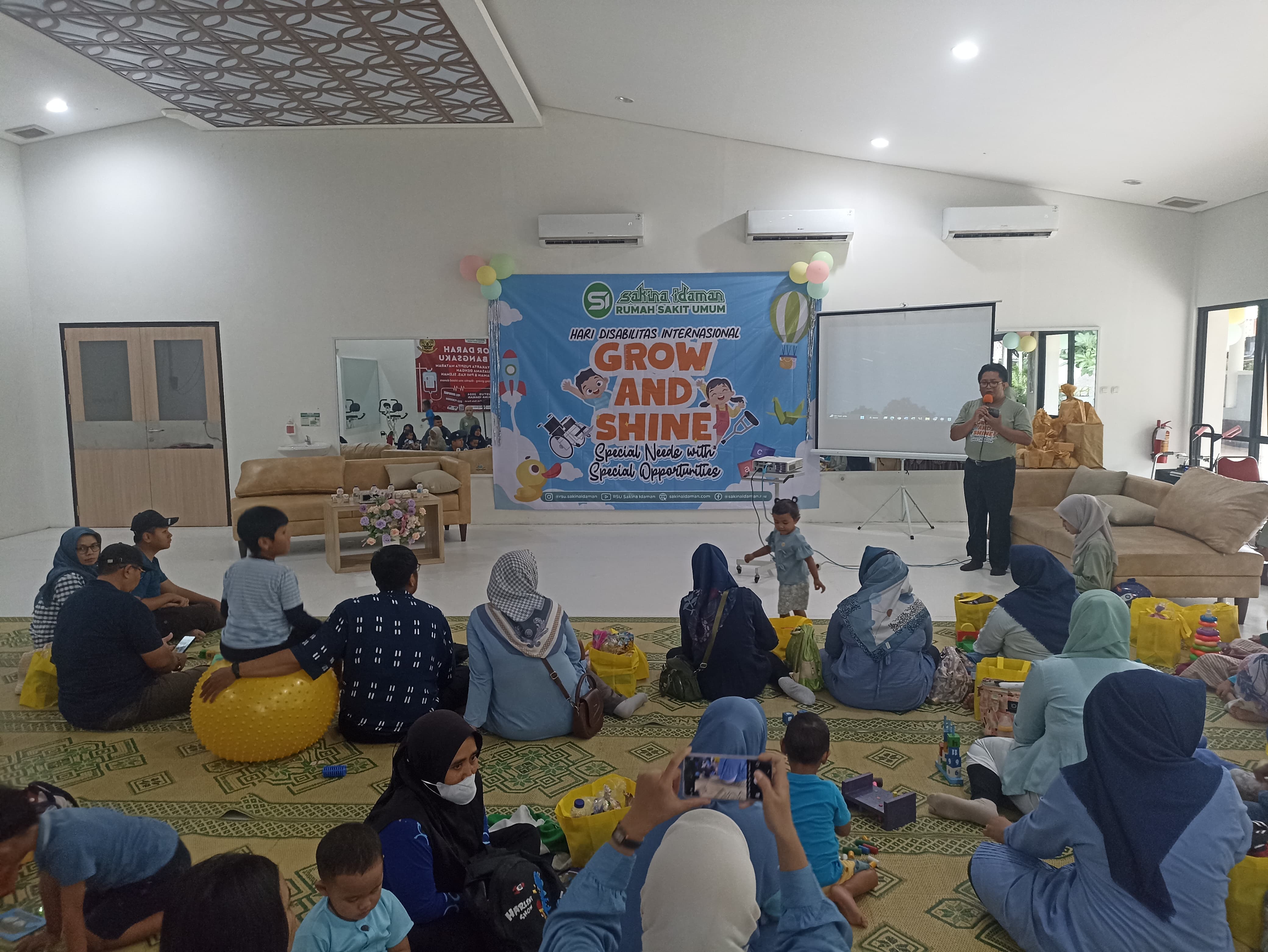Suasana kegiatan gathering bertajuk &ldquo;Grow and Shine, Special Needs with Special Opportunities" yang digelar RSU Sakina Idaman dalam momen peringatan Hari Disabilitas Internasional, Sabtu (14/12/2024).