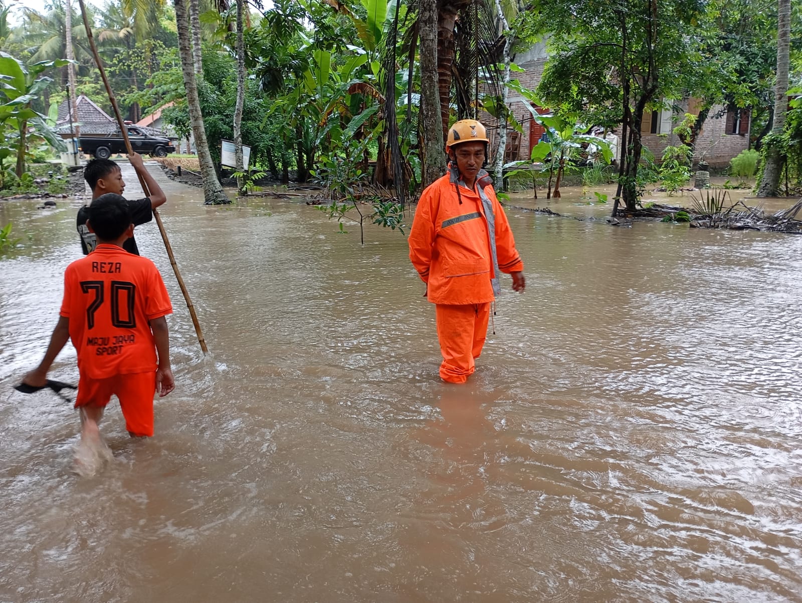 MELUAP : Personil BPBD melakukan identifikasi dampak luapan air.