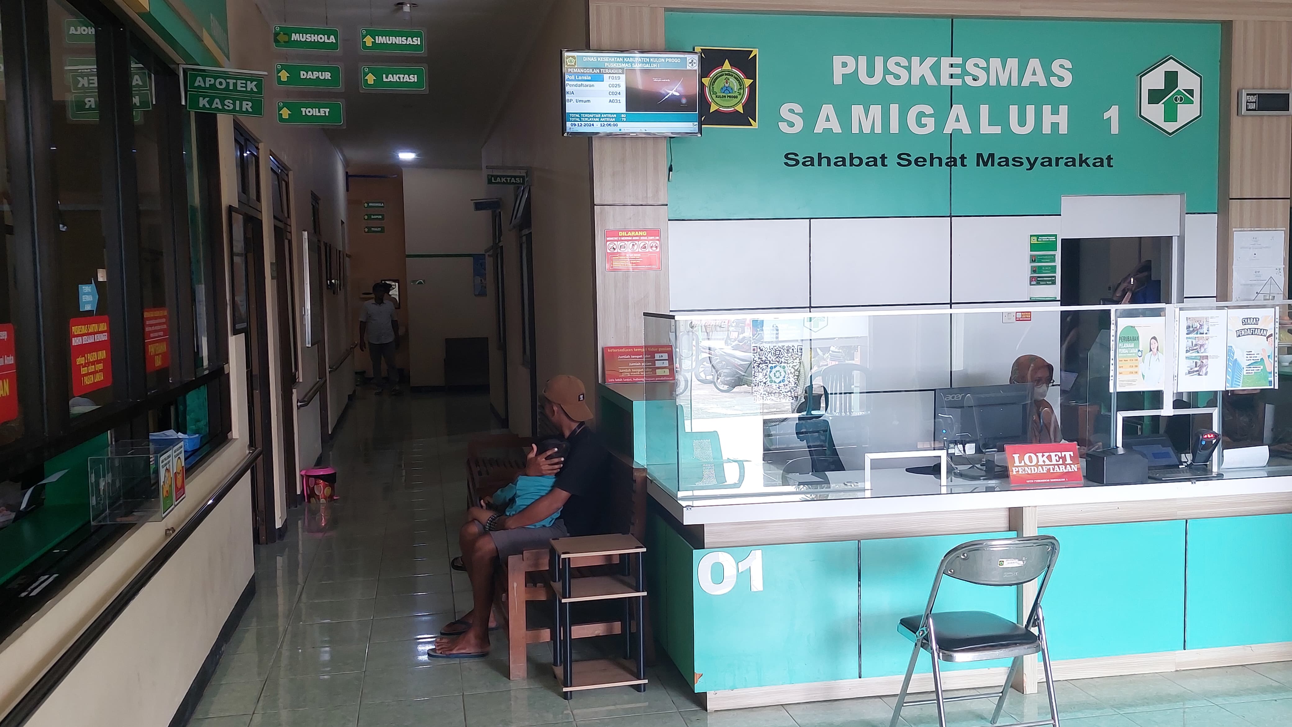 AKTIVITAS: Pengunjung puskemas menunggu di dekat lobby depan.
