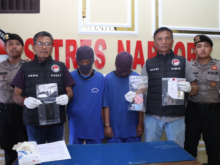 PESAKITAN : Kasat Resnarkoba Polres Kebumen AKP Heru Sanyoto menginterogasi pelajar yang diringkus atas kasus penyalahgunaan narkotika jenis tembakau sintatis atau gorila