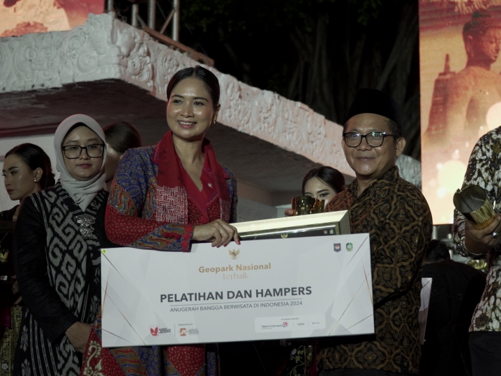 PRESTASI : General Manajer Geopark Kebumen Sigit Tri Prabowo menerima plakat penghargaan dari Wakil Menteri Pariwisata Ni Luh Ayu Puspa.