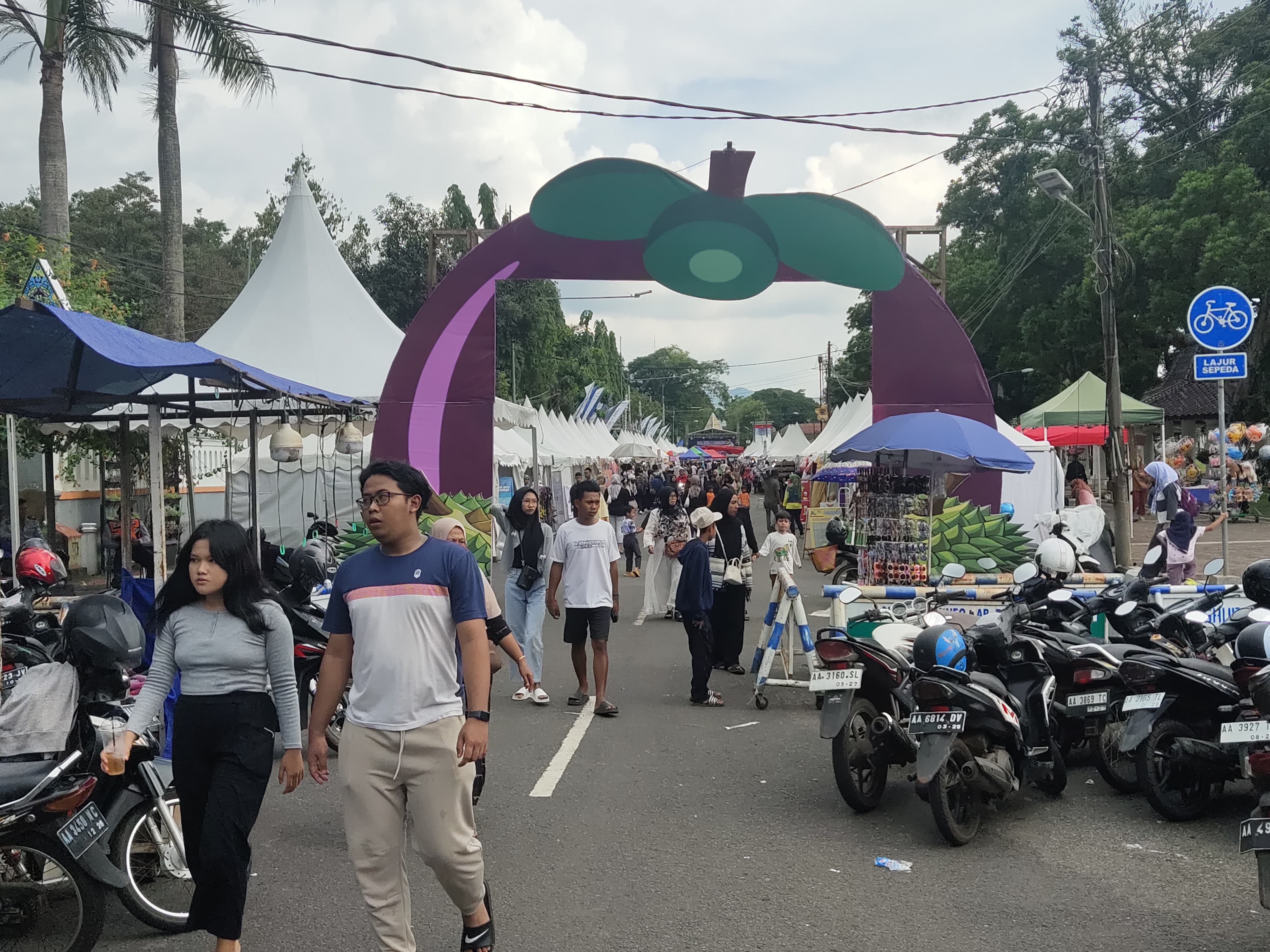 Suasana expo ekraf di sekitar Alun-alun Purworejo pada Minggu (15/12).  &nbsp;