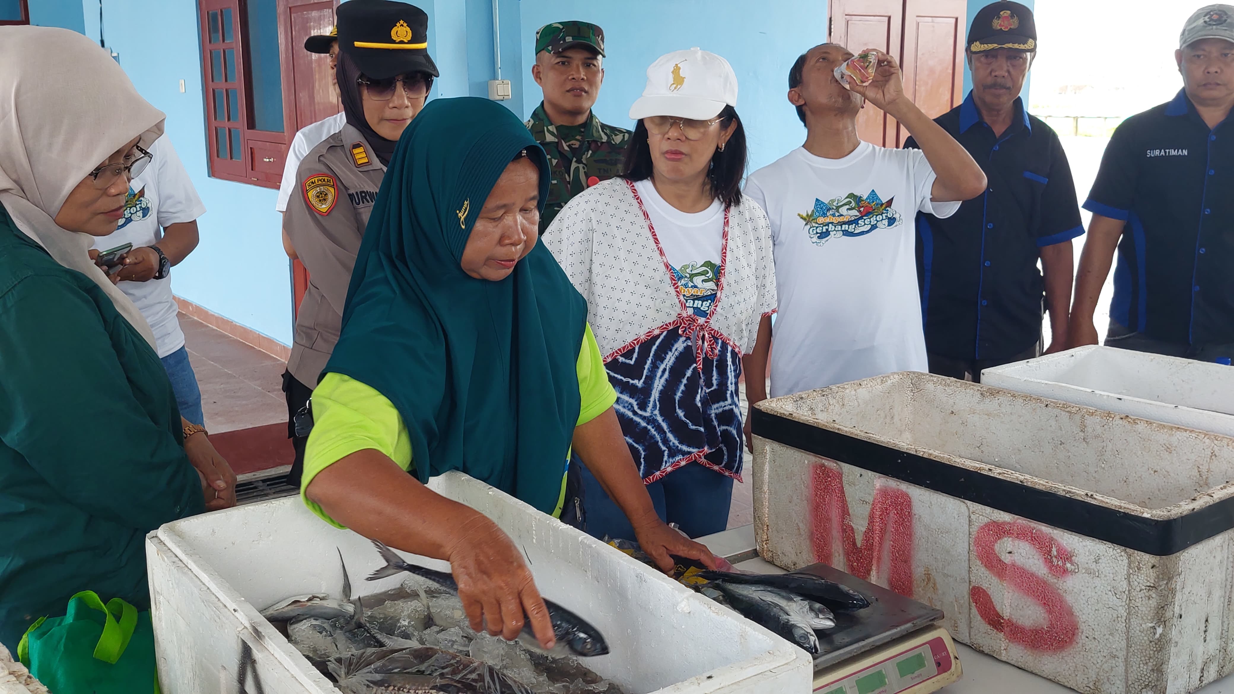 : Penjual ikan melayani pembeli di TPI Trisik yang baru saja selesai di bangun. TPI Trisik yang direnovasi sejak Agustus lalu, resmi beroperasi, Minggu (15/12).