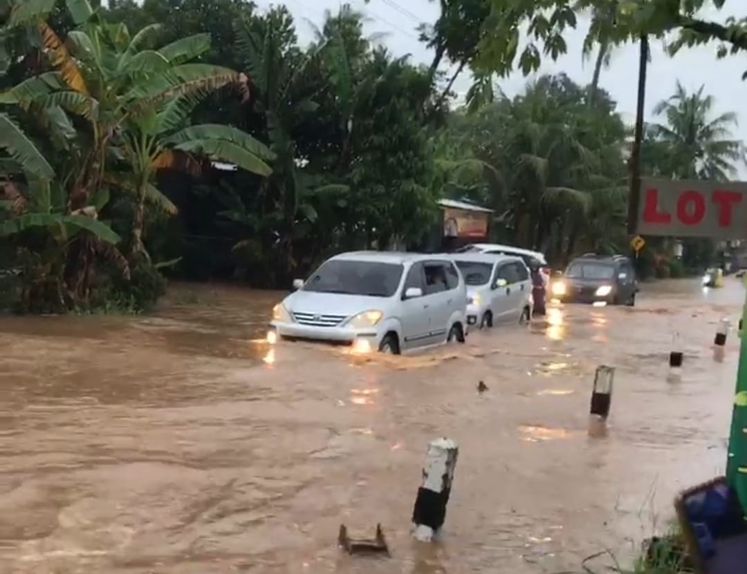 Jalan Kemiri- Kutoarjo Purworejo saat tergenang air akibat tanggul Sungai Lamat, Desa Kemiri Kidul, Kemiri, Purworejo jebol pada Minggu (15/12).
