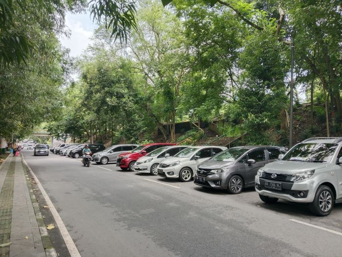Mobil-mobil bekas yang dijual di Wisata Oto Bursa Sleman.
