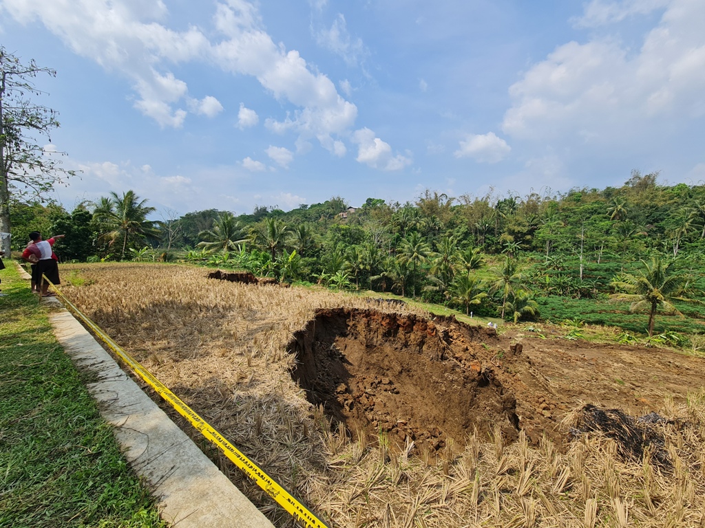 MEMPRIHATINKAN: Begini kondisi tebing di area persawahan yang longsor pada Rabu malam (9/10).  &nbsp;