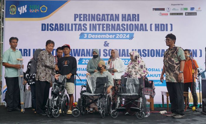 SIMBOLIS: Pj Wali Kota Jogja Sugeng Purwanto saat memberikan bantuan kepada disabilitas dalam peringatan HDI dan HKSN di Balai Kota Jogja Sabtu (14/12/2024).